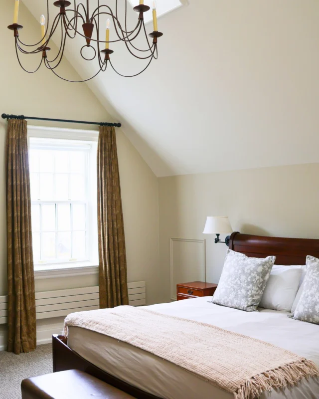 Now accepting overnight bookings! Tucked in the heart of Grafton and just down the road from Ste. Annes Spa, Petit Pont Guest House at Grafton Village Inn is now open for overnight stays.Whether you're planning a weekend escape, a visit to the area, or looking for a place to stay after a day at the spa, Petit Pont offers a countryside retreat.As our spa accommodations fill up quickly for May and summer, this is a beautiful nearby option to unwind.Book your stay now - link in bio or call 905-349-3156