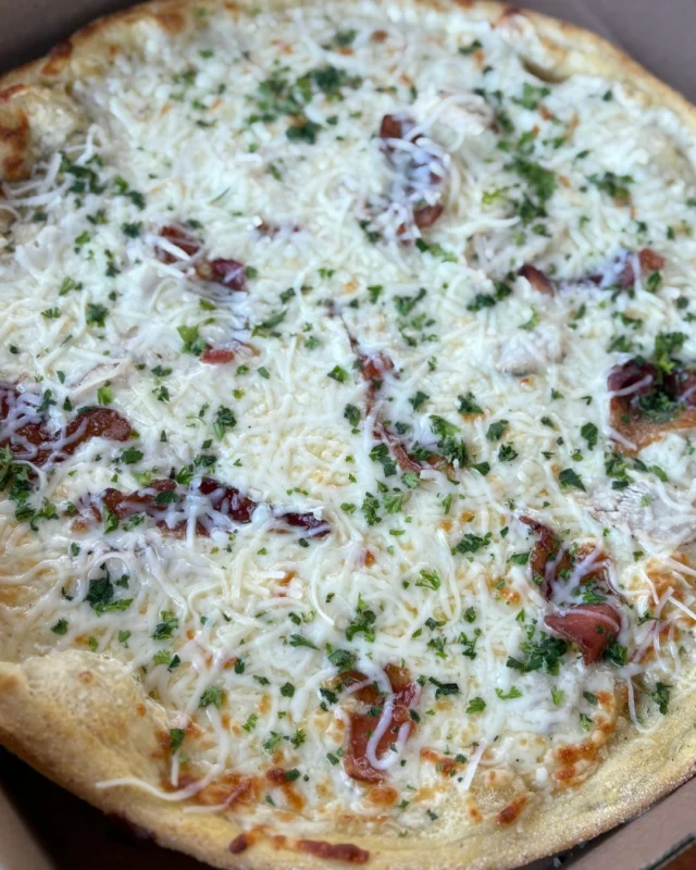 Its your last weekend to grab Septembers super popular feature from our neighbours at @academyhillgrill - the Chicken Alfredo Pizza Topped with creamy Alfredo sauce, grilled chicken, local bacon and loads of mozzarella and parmesan..and yes, there's an option to make it gluten-free!Only available through the end of the month. Dont miss it!