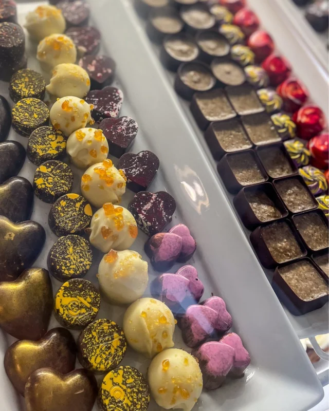 Not everyone wants roses Sometimes its chocolate.Our Valentines gift boxes are filled with gluten-free chocolates and bonbons, a little something sweet for partners, friends, Galentines, or yourself.Pre-order yours along with Chocolate Dipped Strawberries! Call us 905-349-2104