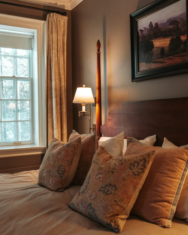 Valentines plans? We may be fully booked on the 14th, but romance doesnt end there. Stay the night instead. Snow is falling outside. A fireplace waiting in the geodome.Availability remains February 15th and beyond.Book your cozy winter escape at Grafton Village Inn.Photo by: @msurlaroute