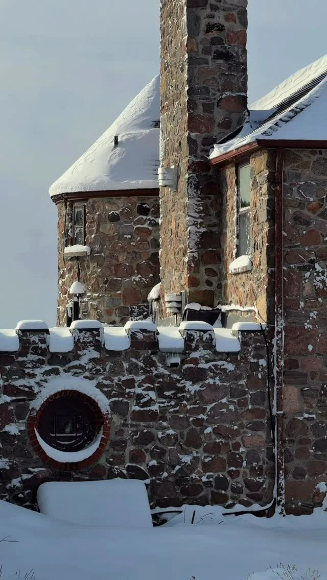 Were ready for springwe really are. But mornings like this feel like something out of a storybook. Snow-dusted trees, quiet paths and that kind of calm you dont rush. Just a few more moments of winter magic before the seasons turn.