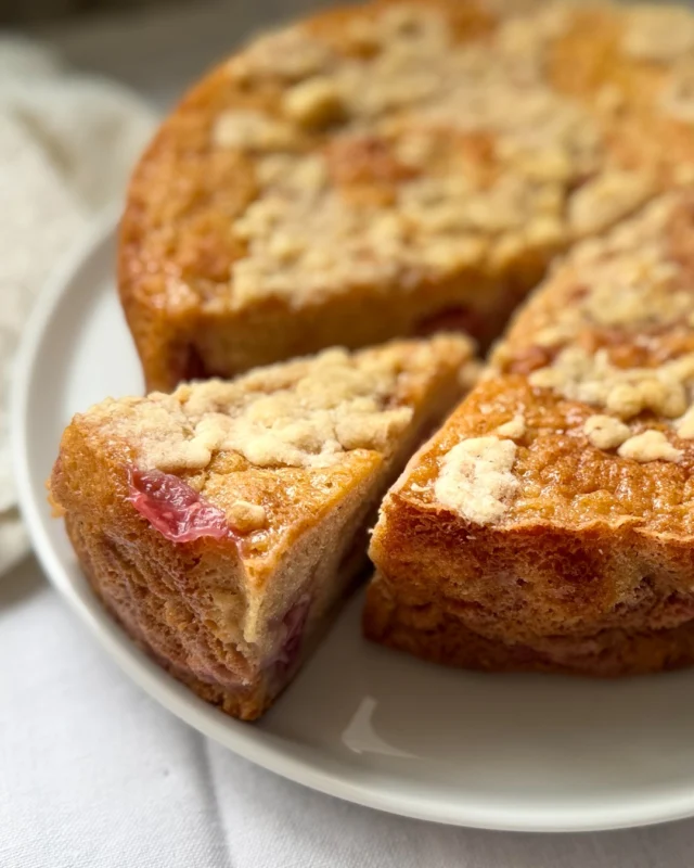 Strawberry season is almost here And theres nothing quite like a fresh strawberry buckle straight from the oven to welcome it properly.Soft, buttery and filled with seasonal berries, this is one of those recipes that feels like early summer in every bite.Weve shared the recipe for you to make at home.Find the link in our bio.